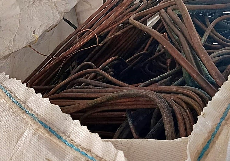 Tres detenidos y ocho investigados por robar 2.700 kilos de cobre en una nave de Lobón